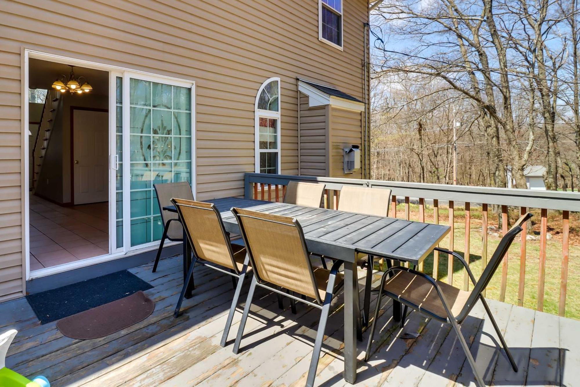 Spacious Poconos With Game Room, Deck And Hot Tub Albrightsville