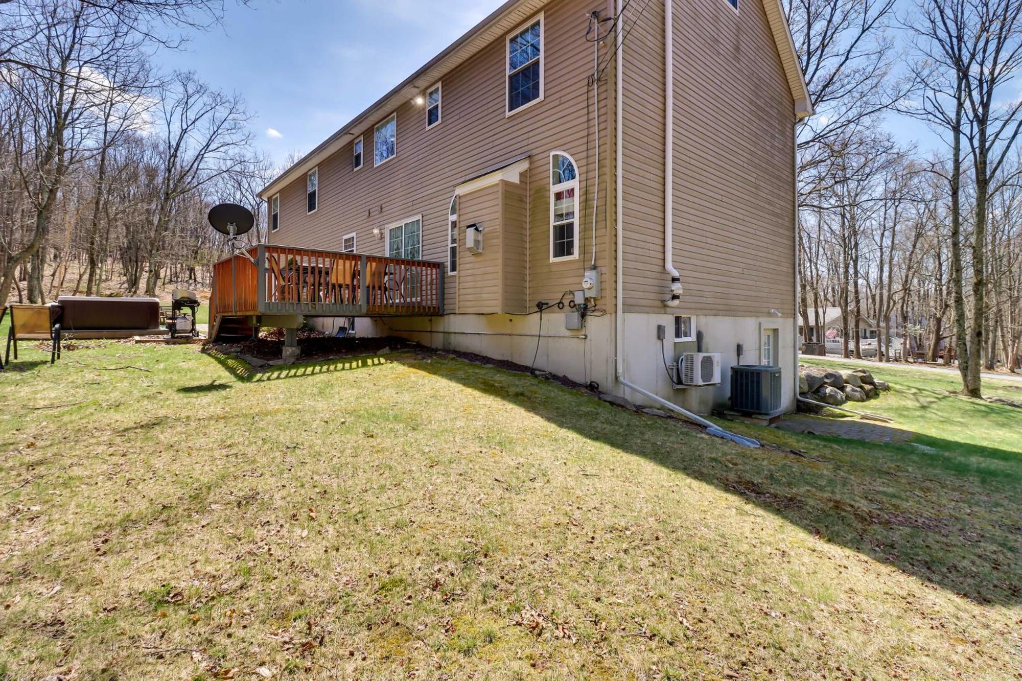 Spacious Poconos With Game Room, Deck And Hot Tub * Albrightsville