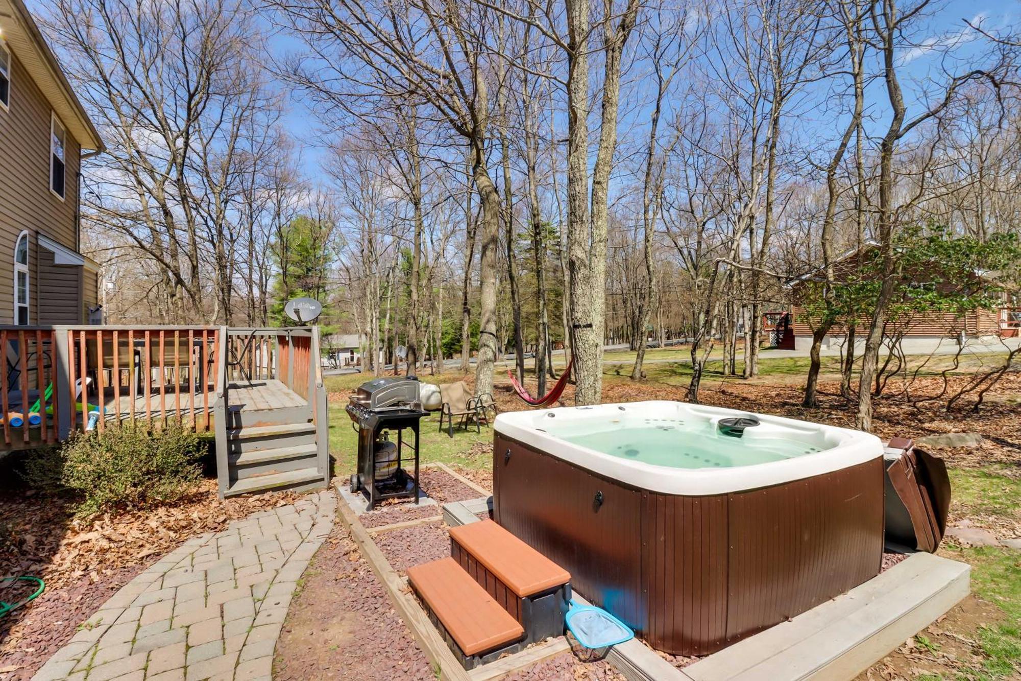 Spacious Poconos With Game Room, Deck And Hot Tub Сasa de vacaciones