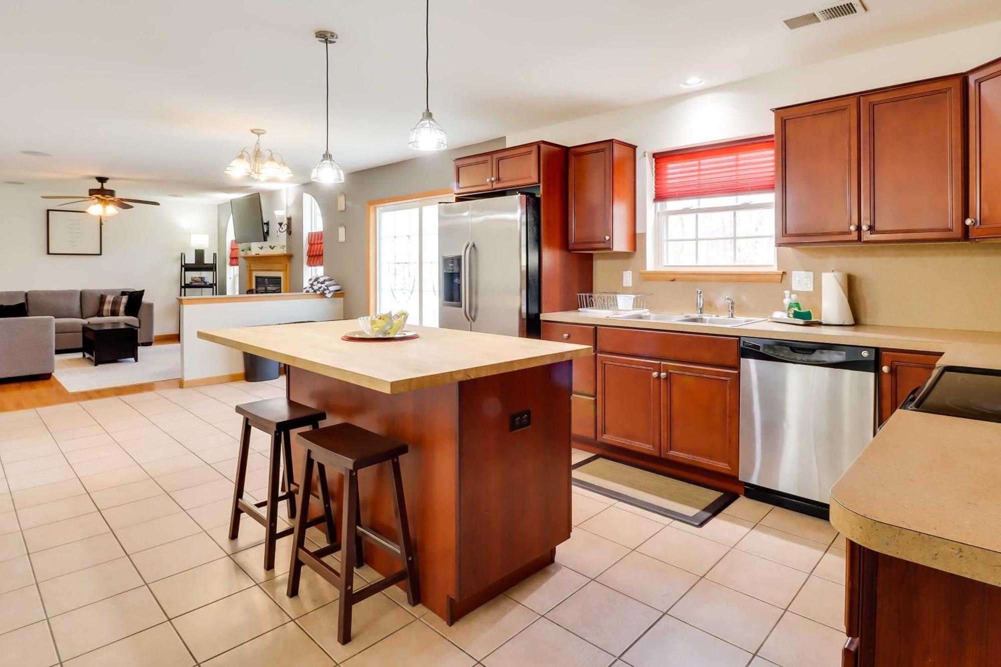 Сasa de vacaciones Spacious Poconos With Game Room, Deck And Hot Tub *