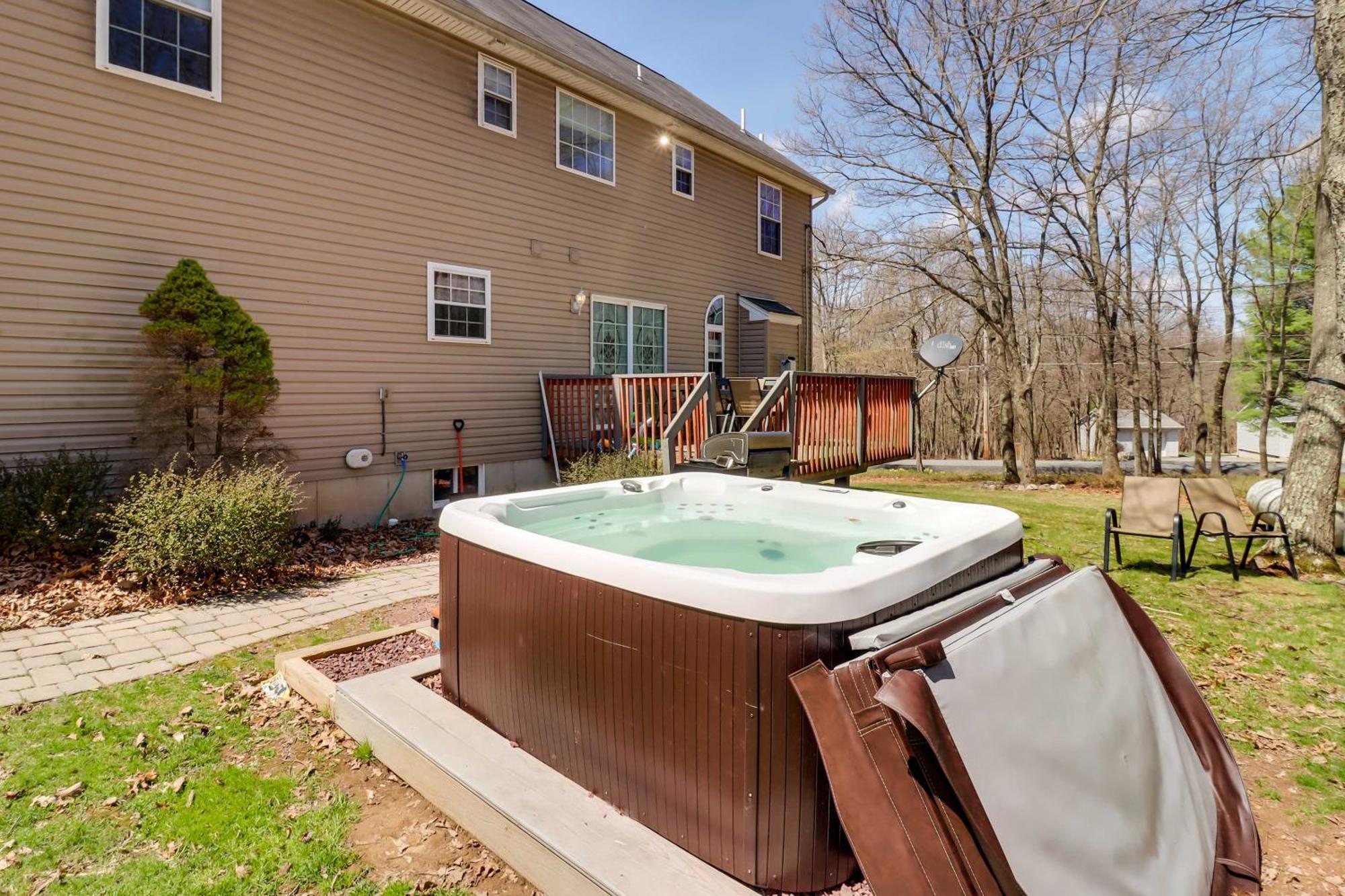 Сasa de vacaciones Spacious Poconos With Game Room, Deck And Hot Tub Albrightsville