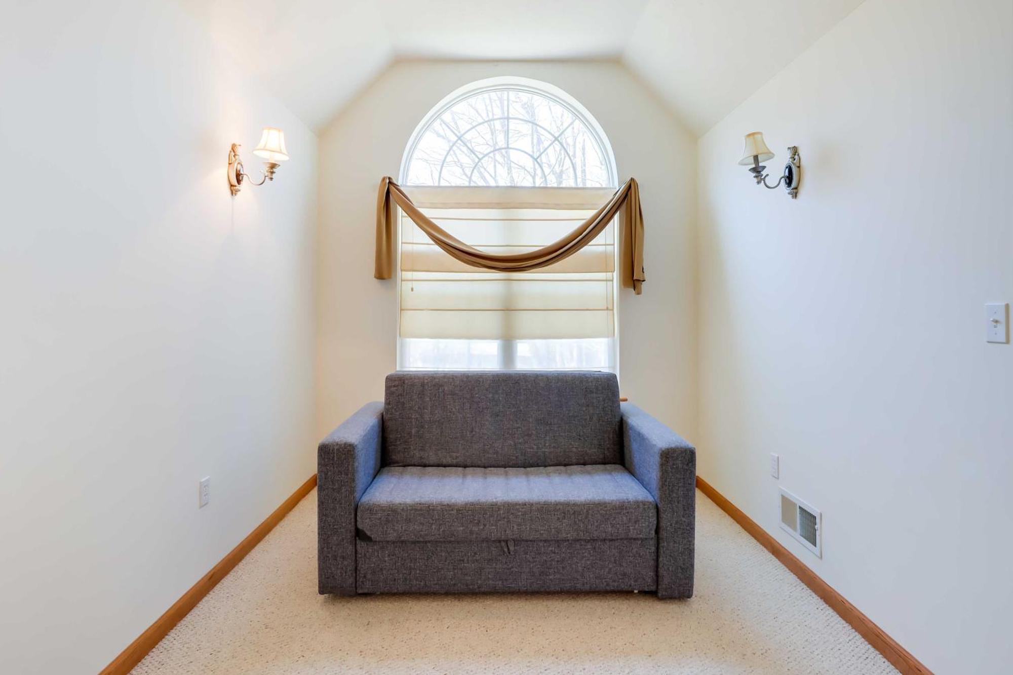 Spacious Poconos With Game Room, Deck And Hot Tub Albrightsville