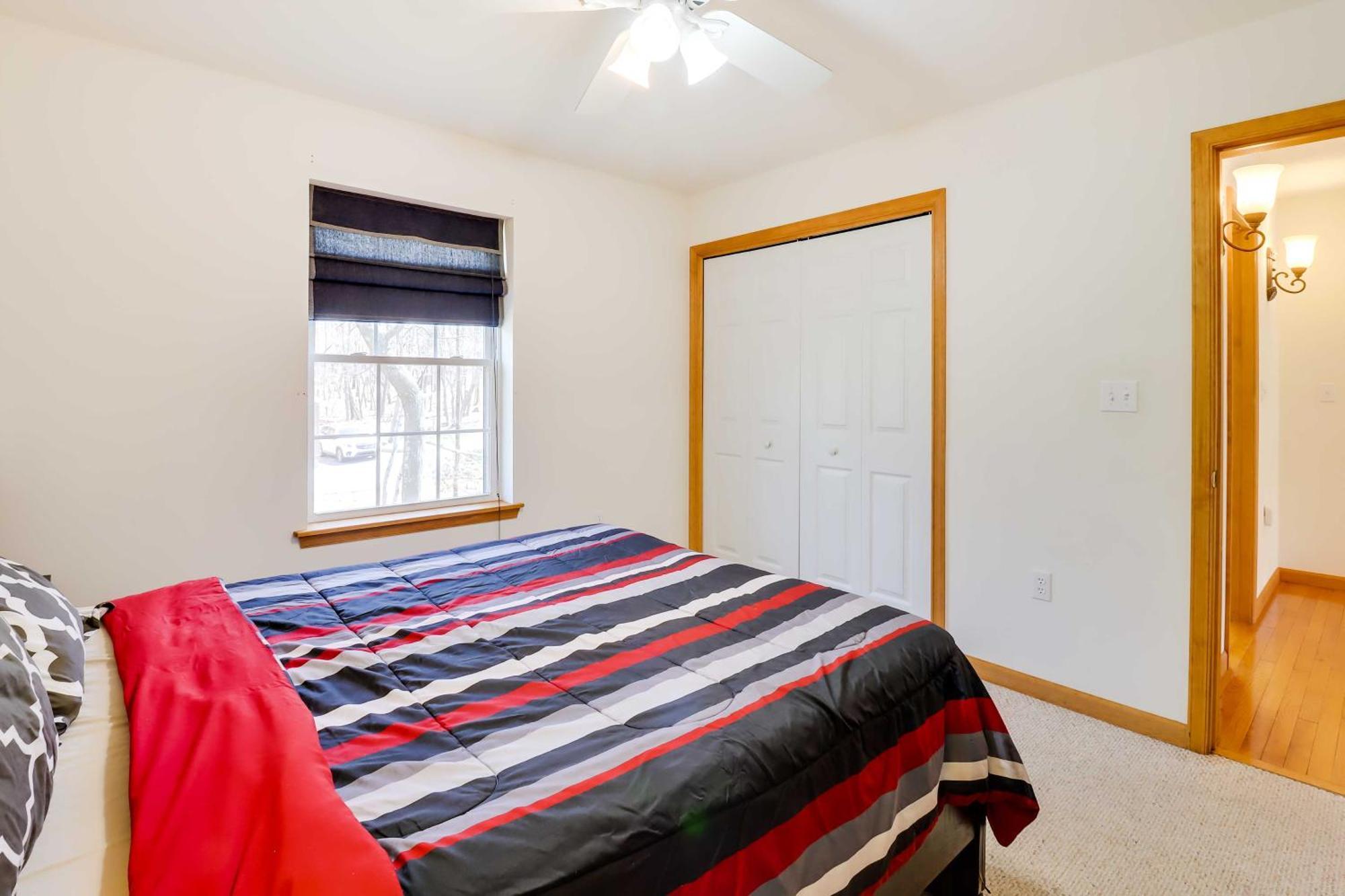 Spacious Poconos With Game Room, Deck And Hot Tub Сasa de vacaciones