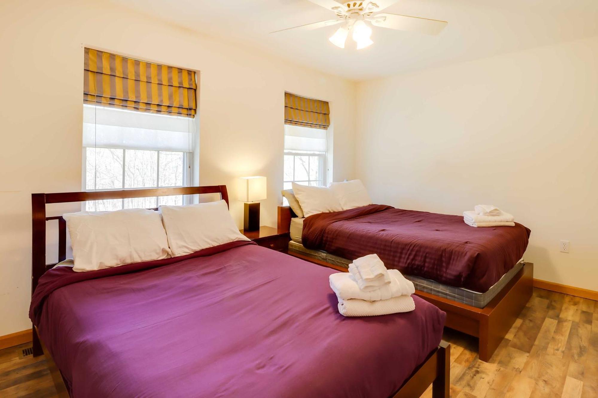 Сasa de vacaciones Spacious Poconos With Game Room, Deck And Hot Tub