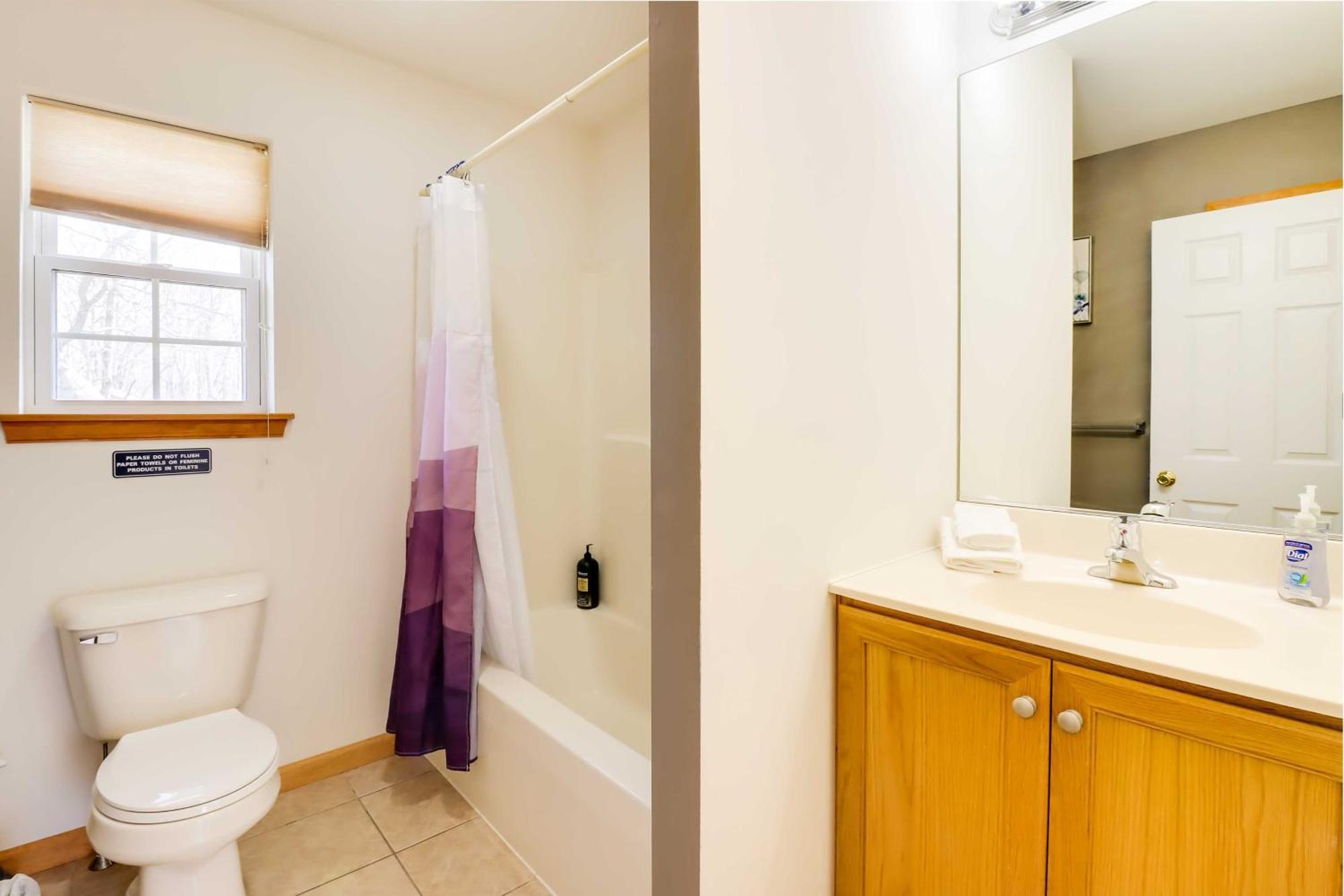 Spacious Poconos With Game Room, Deck And Hot Tub Сasa de vacaciones