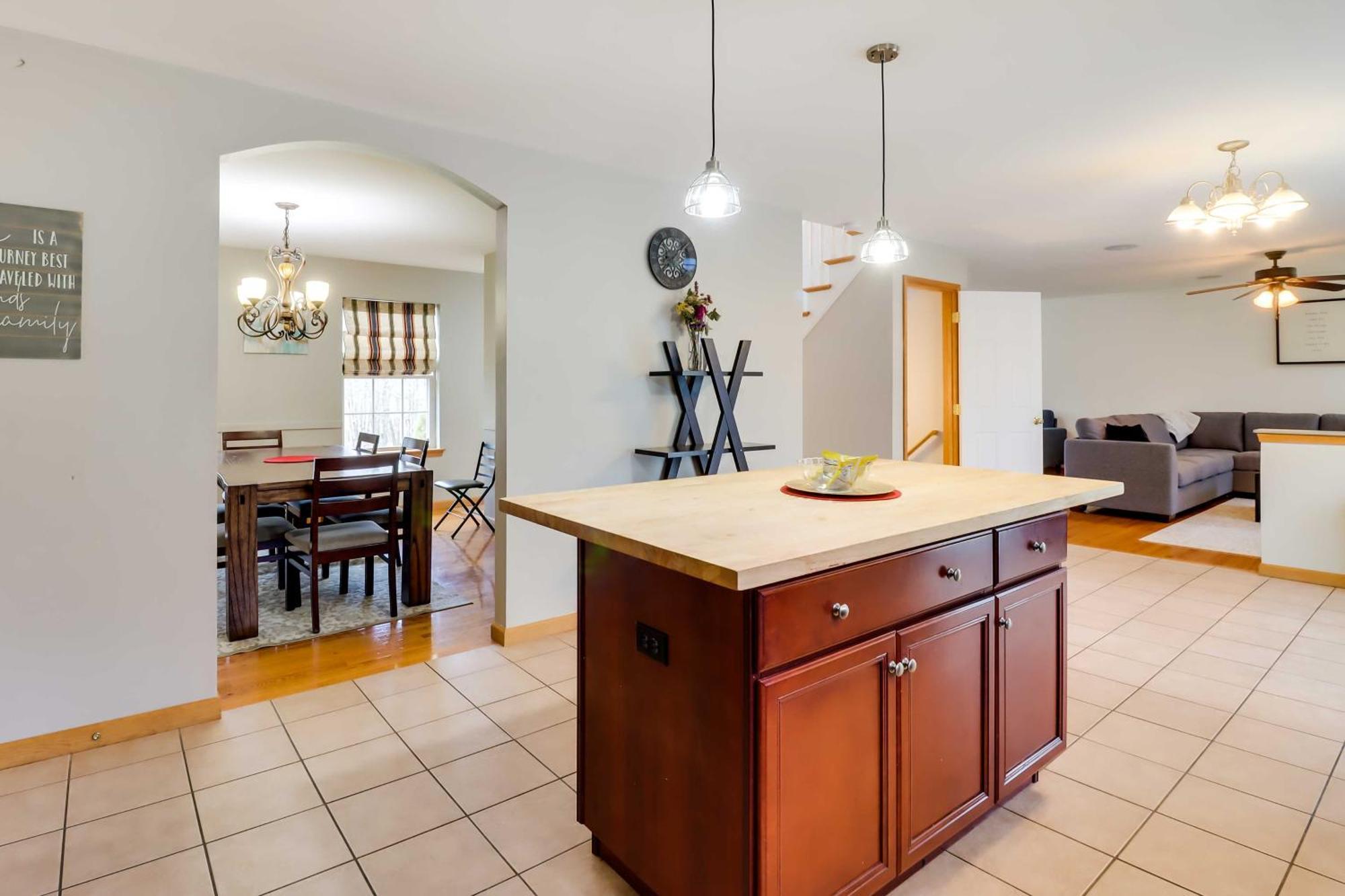Spacious Poconos With Game Room, Deck And Hot Tub Сasa de vacaciones *