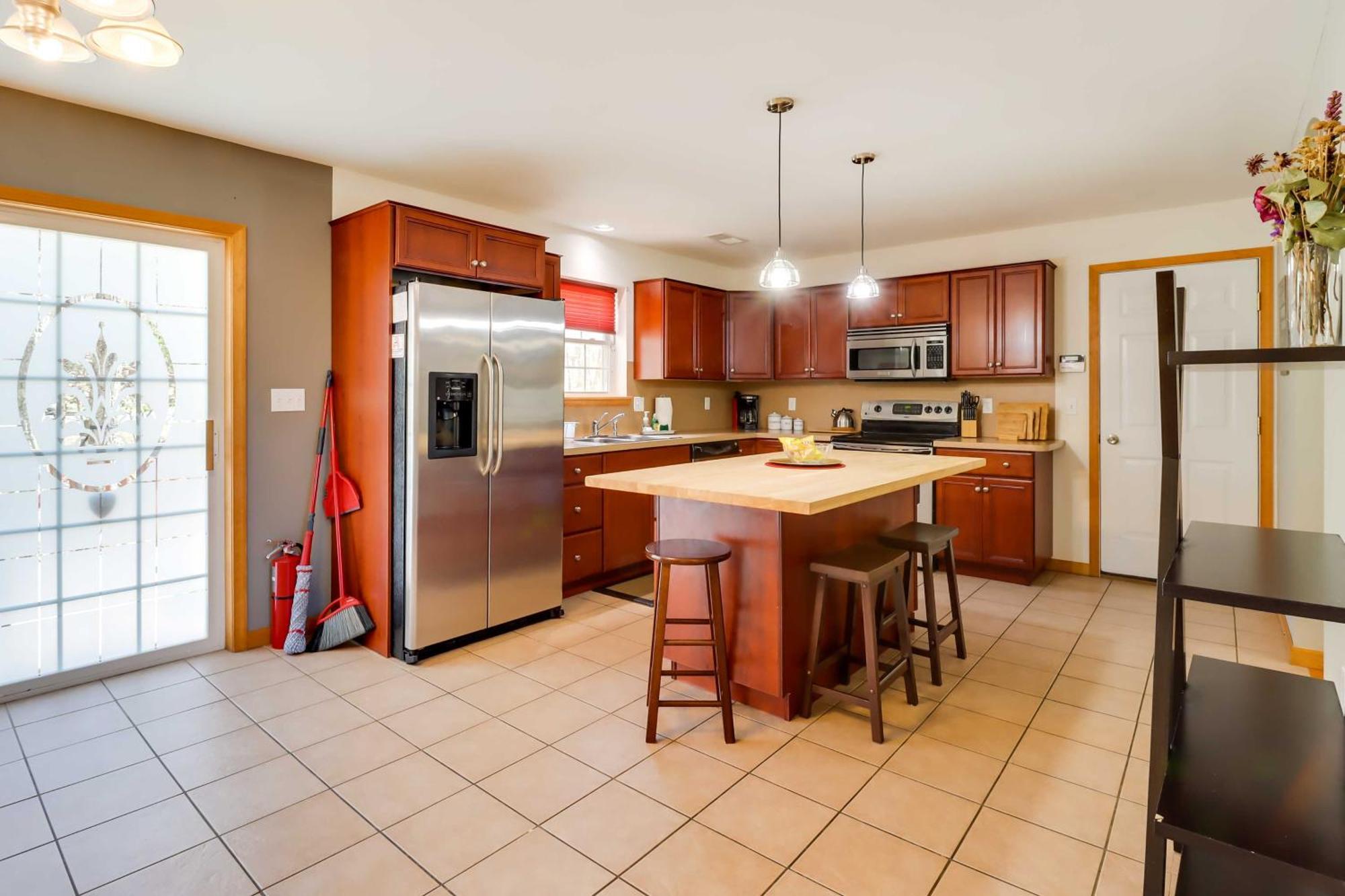 Spacious Poconos With Game Room, Deck And Hot Tub Сasa de vacaciones Albrightsville