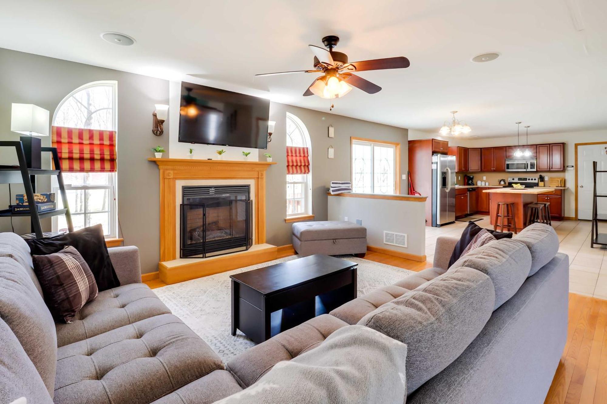 Spacious Poconos With Game Room, Deck And Hot Tub *