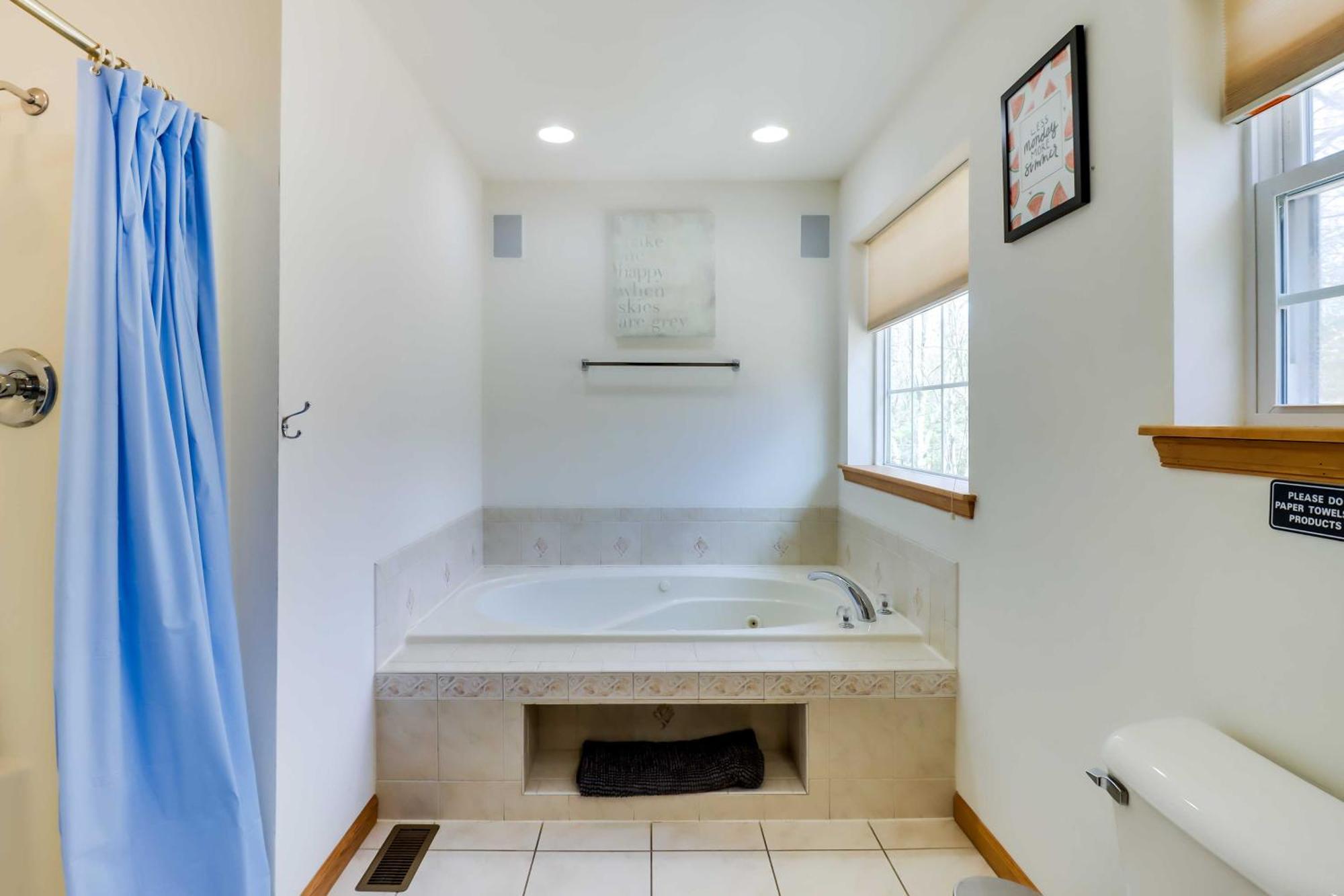 Spacious Poconos With Game Room, Deck And Hot Tub Сasa de vacaciones