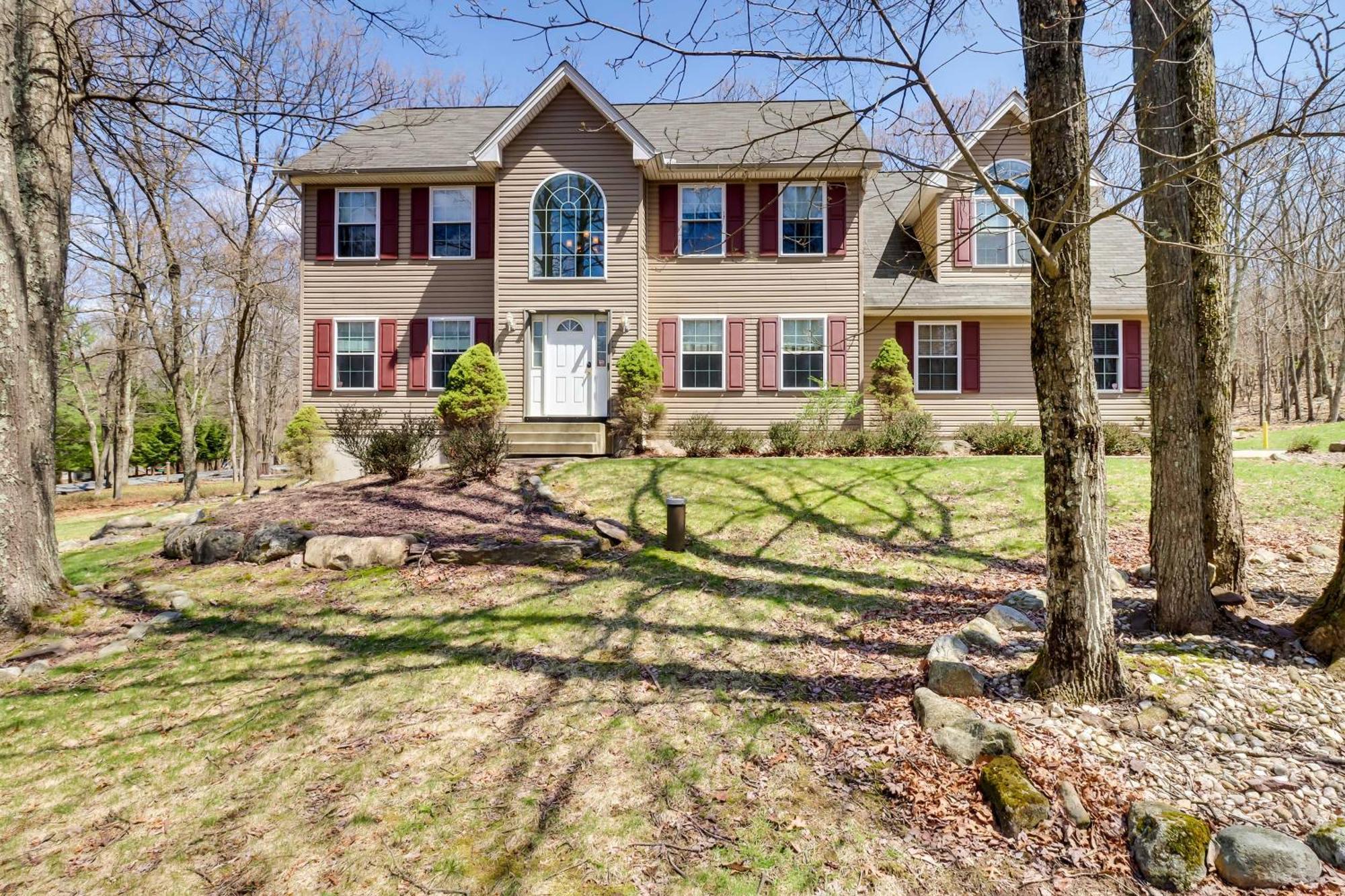 Spacious Poconos With Game Room, Deck And Hot Tub Сasa de vacaciones *